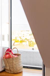 Gambar di galeri bagi Bright Tailor Made Flat With a View in Estrela di Lisbon