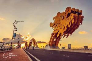 uma ponte com uma grande escultura no lado de uma estrada em Nhat Linh hotel & Apartment em Da Nang