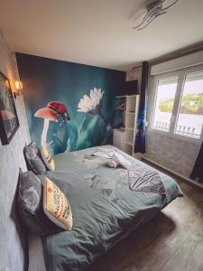 una camera da letto con un letto e un dipinto sul muro di Retour vers le futur By Carl-Emilie 4 pers a Épinal