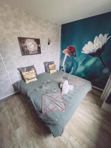 een slaapkamer met een groot bed en een schilderij aan de muur bij Retour vers le futur By Carl-Emilie 4 pers in Épinal