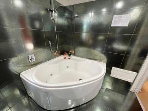 Ένα μπάνιο στο Le Torri