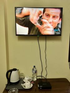 Televiisor ja/või meelelahutuskeskus majutusasutuses Lasa Kusa Homestay