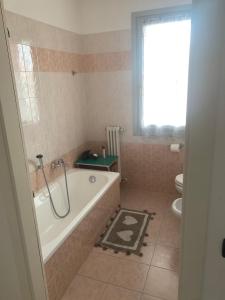 y baño con bañera y aseo. en Dante Doc, en Rávena 10 fotos más