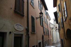 a narrow alley with buildings in a city at Homemade Lake in Desenzano del Garda