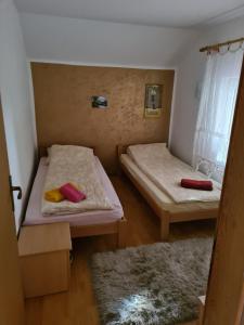 Кровать или кровати в номере "Garaske Breze" Kućice za izdavanje sa bazenom