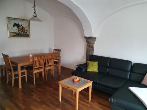 a living room with a couch and a table at Ferienwohnung Bärnham in Babensham