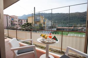 una mesa con bebidas en la parte superior de un balcón en Estate4home - Casa Luigino en Sant'Agnello