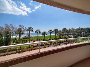 balkon z widokiem na plażę i palmy w obiekcie ACV - Costa Marina II-1ª Linea planta 2 frontal al mar (2) w mieście Oropesa del Mar