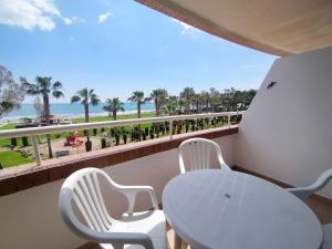balkon ze stołem i krzesłami i widokiem na ocean w obiekcie ACV - Costa Marina II-1ª Linea planta 2 frontal al mar (2) w mieście Oropesa del Mar