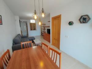 jadalnia i salon z drewnianym stołem i krzesłami w obiekcie ACV - Costa Marina II-1ª Linea planta 2 frontal al mar (2) w mieście Oropesa del Mar +11 zdjęć