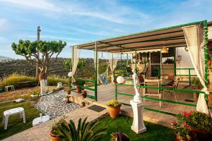 une maison avec un patio avec vue sur la campagne dans l'établissement Voula Home, à Marathi