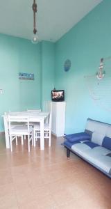 een woonkamer met een witte tafel en een bank bij Capitan Libeccio in Francavilla al Mare