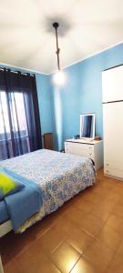 een slaapkamer met een bed en een tv. bij Capitan Libeccio in Francavilla al Mare