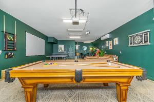 Herní místnost v ubytování GAMEROOM, King Beds, Movie Projector, Heated Saltwater Pool, Golf and Games!