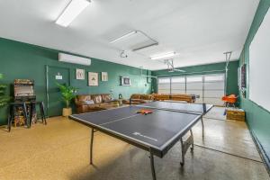 Stolní tenis v ubytování GAMEROOM, King Beds, Movie Projector, Heated Saltwater Pool, Golf and Games! nebo okolí
