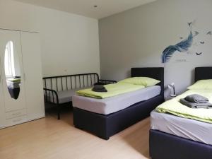 Ein Bett oder Betten in einem Zimmer der Unterkunft KLOSTERHOF KREMS - großes Ferienapartment im Herzen der Wachau