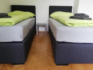 Ein Bett oder Betten in einem Zimmer der Unterkunft KLOSTERHOF KREMS - großes Ferienapartment im Herzen der Wachau