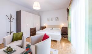 pokój hotelowy z dwoma łóżkami i kanapą w obiekcie Ferienwohnungen Pickert w mieście Pörtschach am Wörthersee