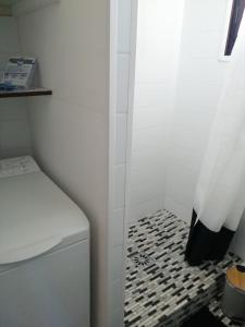 La salle de bains est pourvue d'une douche et d'un sol noir et blanc. dans l'établissement Le balcon des Memises, à Thollon-les-Mémises