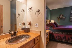 Koupelna v ubytování New Listing 2 bedroom and Loft 2 bath Summit E Bldg 12 condo sleeps 8 Steps to Eagle Lodge Chair 15 + 27 fotografií