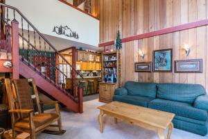 Posezení v ubytování New Listing 2 bedroom and Loft 2 bath Summit E Bldg 12 condo sleeps 8 Steps to Eagle Lodge Chair 15