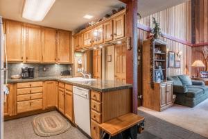 Kuchyň nebo kuchyňský kout v ubytování New Listing 2 bedroom and Loft 2 bath Summit E Bldg 12 condo sleeps 8 Steps to Eagle Lodge Chair 15