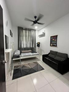 Кровать или кровати в номере Aisyah's Homestay Kijal