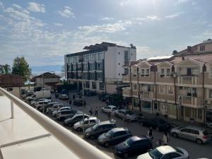 une rue de la ville avec des voitures garées dans un parking dans l'établissement La Bella Apartments, à Ohrid