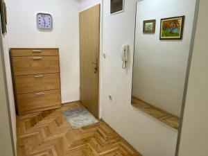 Cette chambre dispose d'une porte, d'une commode et d'un miroir. dans l'établissement La Bella Apartments, à Ohrid