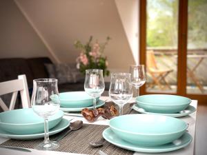 uma mesa com pratos, taças e copos de vinho em Tonne 1 em Eckernförde