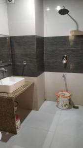 Baðherbergi á Hotel Zoon Dabb Srinagar airport kashmir