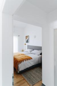 Llit o llits en una habitació de Villa Kadila with heated pool and sauna for family