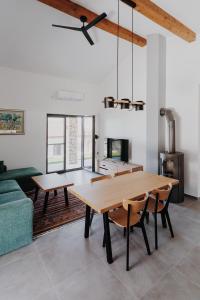 盧恩的住宿－Villa Kadila with heated pool and sauna for family，一间带木桌和椅子的用餐室