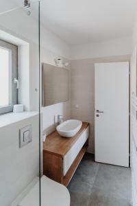 Ένα μπάνιο στο Villa Kadila with heated pool and sauna for family