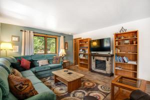 - un salon avec un canapé et une cheminée dans l'établissement Whispering Wind in the Trees - Permit #3504, à Estes Park