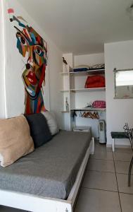 1 dormitorio con 1 cama y una pintura de una mujer en MaTilda Temporal La plata, en La Plata 21 fotos más
