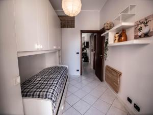 Cette petite chambre dispose d'un lit et d'un couloir. dans l'établissement Splendido appartamento vicino al cuore di Torino, à Turin