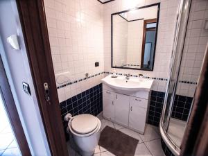 une salle de bain avec toilettes, lavabo et miroir dans l'établissement Splendido appartamento vicino al cuore di Torino, à Turin