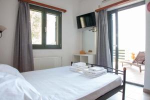 Un pat sau paturi într-o cameră la Villa Tzanatos