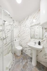 y baño con lavabo, aseo y ducha. en Casa SaMARa, en Alicante