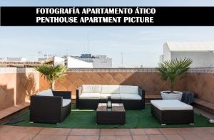 patio z 2 krzesłami i stołem na dachu w obiekcie Apartments Madrid Principe 2 w Madrycie