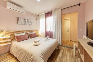 a bedroom with a bed with two towels on it at Casa SaMARa in Alicante