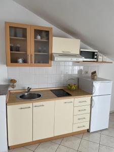 Kuchyňa alebo kuchynka v ubytovaní Apartmani Mario Biograd na Moru