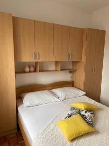 Posteľ alebo postele v izbe v ubytovaní Apartmani Mario Biograd na Moru