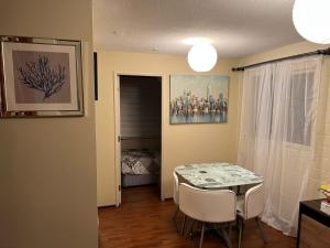a dining room with a table and chairs and a bedroom at Apart Hotel Chillan - Home Cozy - Empresas - Factura - Aire acondicionado in Chillán