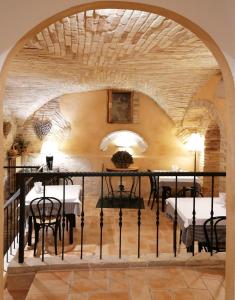 ein Esszimmer mit Tischen, Stühlen und einem Torbogen in der Unterkunft Hotel Lauri in Macerata