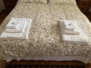uma cama com duas toalhas em cima em Casa MaLù em Messina