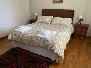 een slaapkamer met een bed met handdoeken erop bij Casa MaLù in Messina