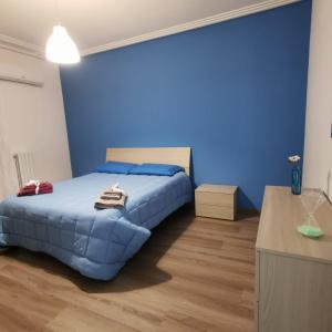 コーミゾにあるCasa Cristinaの青い壁のベッドルーム(ベッド1台付)