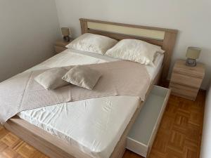 Posteľ alebo postele v izbe v ubytovaní Apartmani Mario Biograd na Moru
